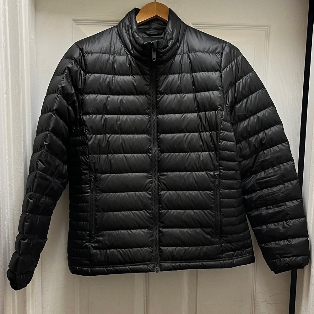 Women's Lightweight Packable Black Puffer Jacket by Quince